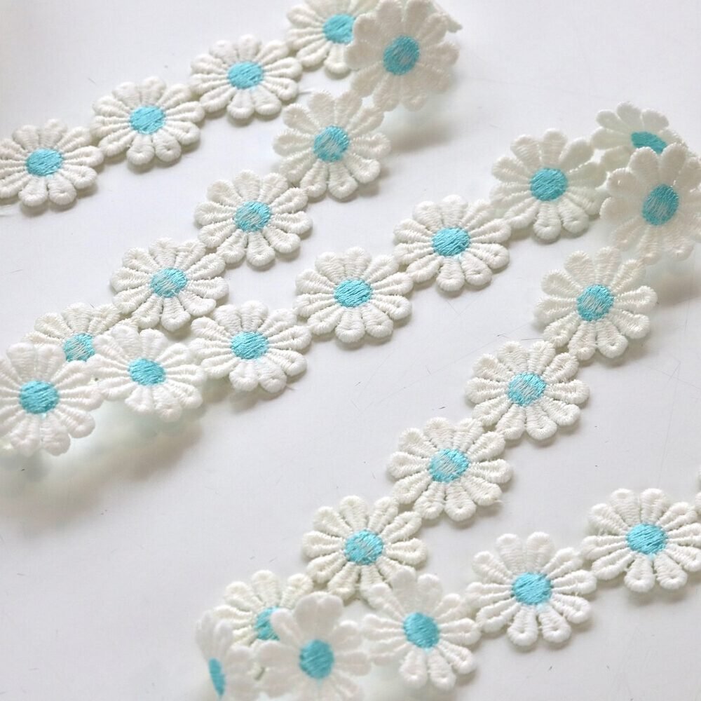 13mm Daisy Guipure Lace - White/Pale Blue